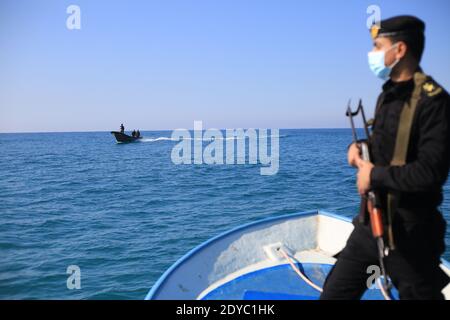 Gouvernorat d'Al Wusta, Oman. 25 décembre 2020. Les policiers de la police maritime patrouillent le long de la bande côtière dans le gouvernorat d'Al-Wusta pendant un long couvre-feu imposé pour enrayer la propagation de la pandémie COVID-19 du coronavirus dans le gouvernorat d'Al-Wusta le 25 décembre 2020. (Photo de Mahmuod Khatab/INA photo Agency/Sipa USA) crédit: SIPA USA/Alay Live News Banque D'Images