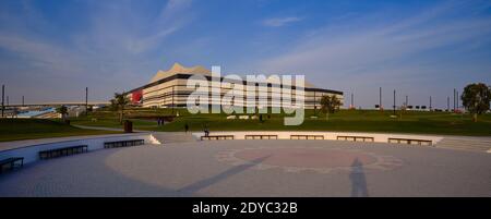 Stade Al-Bayt au Qatar, vue de la lumière du jour montrant l'extérieur de le stade qui tiendra la cérémonie d'ouverture et le match De la coupe du monde de la FIFA 2022 Banque D'Images