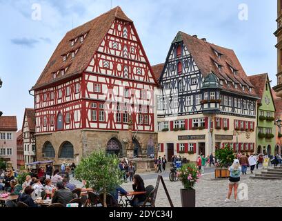 Deux maisons à colombages sur la place du marché de la ville médiévale de Rothenburg ob der Tauber, Bavière, Allemagne Banque D'Images