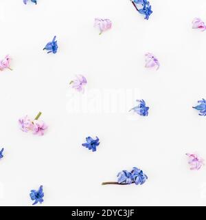 Motif floral composé de pétales et de fleurs sur fond blanc. Flat lay, vue de dessus Banque D'Images
