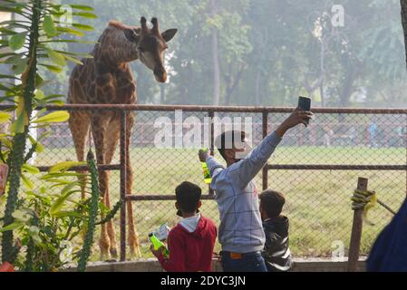 Pakistanais un grand nombre de Christen profitent à Lahore Zoo après les prières de Noël pendant les célébrations de Noël à Lahore Banque D'Images