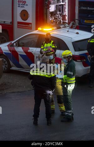 ZUTPHEN, PAYS-BAS - 08 décembre 2020 : cadre vertical du groupe de travail du personnel d'ambulance, de la police et des pompiers dans les masques délibératif et orga Banque D'Images