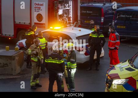 ZUTPHEN, PAYS-BAS - 08 décembre 2020 : rassemblement de la force opérationnelle du personnel d'ambulance, de la police et des pompiers dans les masques délibératant et organisin Banque D'Images