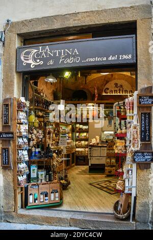 Extérieur et entrée d'une boutique de vins dans la vieille ville de Volterra vendant des vins et des produits locaux toscans, Pise, Toscane, Italie Banque D'Images
