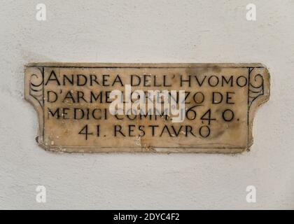 Plaque commémorative avec le nom de Lorenzo de' Medici et les dates 1640-41 sur un mur à l'intérieur du Palazzo dei priori, Volterra, Pise, Toscane, Italie Banque D'Images