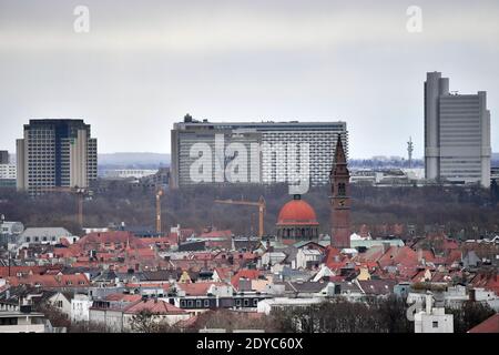 Munich, Allemagne. 24 décembre 2020. Vue sur les toits de Munich, la compression, les maisons résidentielles, les bâtiments, les appartements, en arrière-plan de gauche: BayWa, Westin Grand Hotel, Arabella, Unicredit Hypovereinsbank haute-hauteur, | usage dans le monde crédit: dpa/Alay Live News Banque D'Images