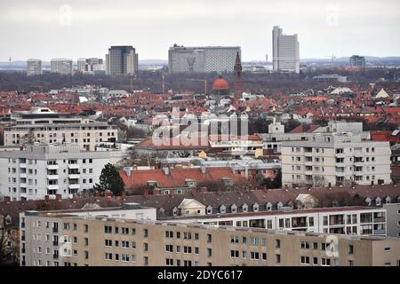 Munich, Allemagne. 24 décembre 2020. Vue sur les toits de Munich, la compression, les maisons résidentielles, les bâtiments, les appartements, en arrière-plan de gauche: BayWa, Westin Grand Hotel, Arabella, Unicredit Hypovereinsbank haute-hauteur, | usage dans le monde crédit: dpa/Alay Live News Banque D'Images