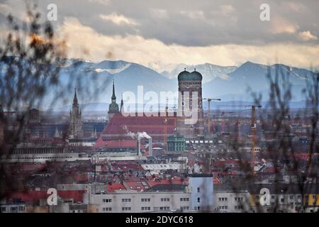 Munich, Allemagne. 24 décembre 2020. Ville de Muenchen, gratte-ciel en face des montagnes enneigées, montagnes, Alpes, Bavière, Frauenkirche, Cathédrale notre-Dame dans la vieille ville de Munich, tour de la mairie, Alter Peter, vue sur la ville, | utilisation dans le monde crédit: dpa/Alay Live News Banque D'Images