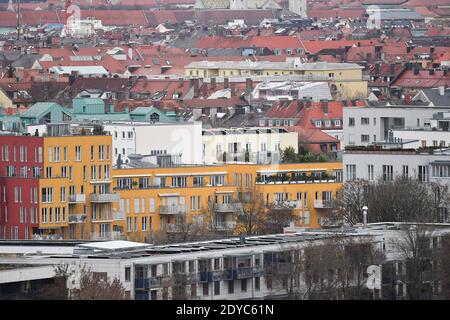 Munich, Allemagne. 24 décembre 2020. Vue sur les toits de Munich, la compression, les maisons résidentielles, les bâtiments, les appartements, | utilisation dans le monde crédit: dpa/Alay Live News Banque D'Images