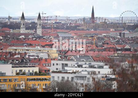 Munich, Allemagne. 24 décembre 2020. Ville de Muenchen, horizon devant les Alpes enneigées, les montagnes, la Bavière, Maximilianeum, siège du Parlement d'Etat bavarois, en arrière-plan la roue de ferris dans le Werksviertel avecte. Vue sur la ville, | utilisation dans le monde crédit : dpa/Alamy Live News Banque D'Images