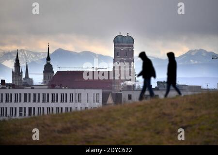 Munich, Allemagne. 24 décembre 2020. Ville de Muenchen, gens en face de la ligne d'horizon, montagnes enneigées, Alpes, Bavière, Cathédrale Frauenkirche à notre Dame dans la vieille ville de Munich, tour de l'hôtel de ville, Alter Peter, vue sur la ville, | utilisation dans le monde entier crédit: dpa/Alay Live News Banque D'Images