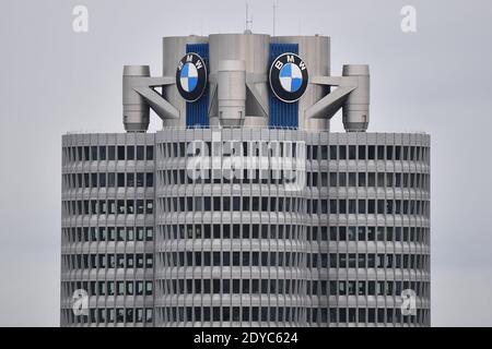 Munich, Allemagne. 24 décembre 2020. Logo BMW au siège social de BMW, tour, double cône, siège social, musée BMW, bâtiment. | utilisation dans le monde crédit: dpa/Alay Live News Banque D'Images