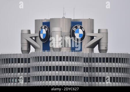 Munich, Allemagne. 24 décembre 2020. Logo BMW au siège social de BMW, tour, double cône, siège social, musée BMW, bâtiment. | utilisation dans le monde crédit: dpa/Alay Live News Banque D'Images