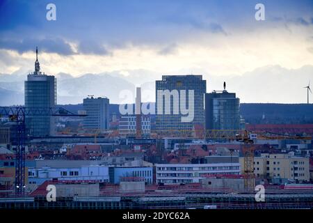 Munich, Allemagne. 24 décembre 2020. Ville de Muenchen, gratte-ciel devant les Alpes enneigées, Bavière, siège de l'ADAC, siège, tour, siège à Muenchen Sendling am Westpark, vue sur la ville, | utilisation dans le monde crédit: dpa/Alay Live News Banque D'Images