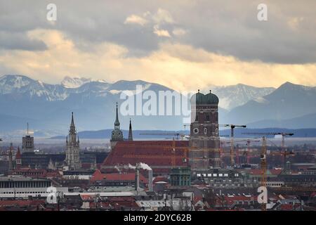 Munich, Allemagne. 24 décembre 2020. Ville de Muenchen, gratte-ciel en face des montagnes enneigées, montagnes, Alpes, Bavière, Frauenkirche, Cathédrale notre-Dame dans la vieille ville de Munich, tour de la mairie, Alter Peter, vue sur la ville, | utilisation dans le monde crédit: dpa/Alay Live News Banque D'Images