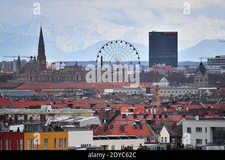 Munich, Allemagne. 24 décembre 2020. Ville de Muenchen, horizon devant les Alpes enneigées, les montagnes, la Bavière, Maximilianeum, siège du Parlement d'Etat bavarois, en arrière-plan la roue de ferris dans le Werksviertel avecte. Vue sur la ville, | utilisation dans le monde crédit : dpa/Alamy Live News Banque D'Images