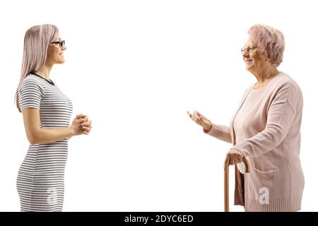 Jeune femme blonde à l'écoute d'une femme plus âgée qui parle isolée sur fond blanc Banque D'Images