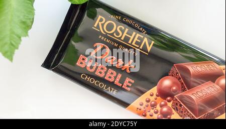 GOMEL, BÉLARUS - 18 DÉCEMBRE 2020 : ROSHEN au chocolat fin. ROSHEN Confectionery Corporation est un groupe ukrainien de fabrication de confiseries de premier plan. Banque D'Images