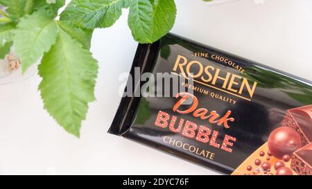 GOMEL, BÉLARUS - 18 DÉCEMBRE 2020 : ROSHEN au chocolat fin. ROSHEN Confectionery Corporation est un groupe ukrainien de fabrication de confiseries de premier plan. Banque D'Images