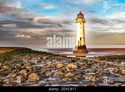 Le phare de New Brighton avec la rivière Mersey sur un un jour de tempête Banque D'Images