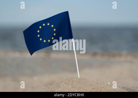 Drapeau de l'UE sur fond de mer. Vacances d'été en Europe Banque D'Images