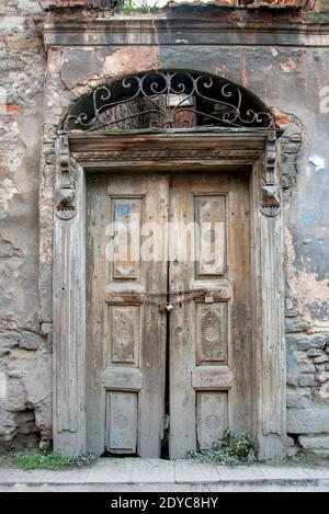 Vieille porte en bois dans un mur de pierre Banque D'Images