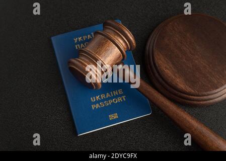 Juge Gavel et passeport ukrainien sur fond noir. Passeport de l'Ukraine. Obtenir la citoyenneté. Banque D'Images