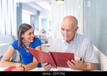 Homme mature et jeune femme appréciant et souriant, passant du temps ensemble Banque D'Images