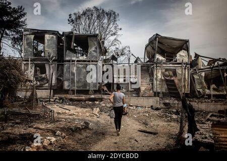 Femme dans les reliques du hotspot, ancien camp de Moria brûlé, Lesbos sept 2020 Banque D'Images