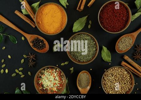 Grande variété d'épices et d'herbes sur fond de table noire Photo de haute qualité Banque D'Images