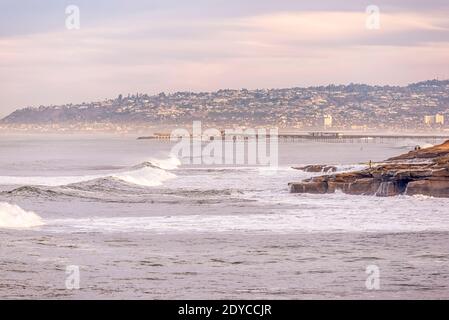 Scène côtière d'hiver le matin au parc naturel de Sunset Cliffs. San Diego, Californie, États-Unis. Banque D'Images