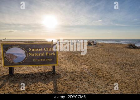 Après-midi d'hiver au parc naturel de Sunset Cliffs. San Diego, Californie, États-Unis. Groupe de personnes dans un cours de yoga. Banque D'Images