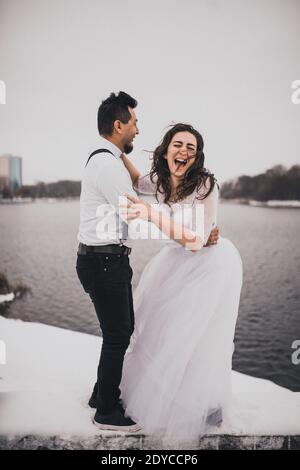 marié et mariée mariage amour couple en hiver dans la neige Banque D'Images