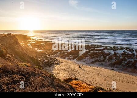 Scène côtière en hiver dans l'après-midi au parc naturel de Sunset Cliffs. San Diego, Californie, États-Unis. Banque D'Images