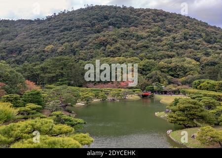 Colline de Fuyono et pont de Bairin-kyo à l'automne, jardin de Ritsurin, Takamatsu, Japon Banque D'Images