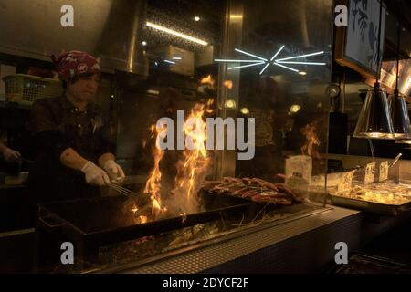 Cuisson de katsuo no tataki (bonito poêlé) sur une flamme nue, Kochi, Japon Banque D'Images