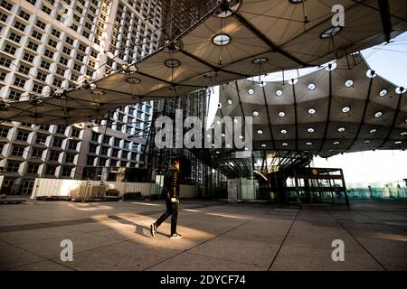 Lorsque les lignes entrent en collision (LA DÉFENSE). Portfolio sur le quartier de la Défense à Paris. Là où les lignes s'affironnent (LA DÉFENSE) off. Portfolio sur l Banque D'Images