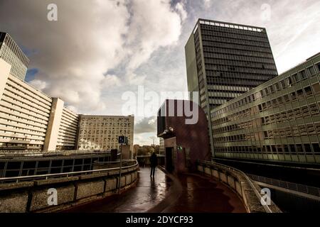 Lorsque les lignes entrent en collision (LA DÉFENSE). Portfolio sur le quartier de la Défense à Paris. Là où les lignes s'affironnent (LA DÉFENSE) off. Portfolio sur l Banque D'Images