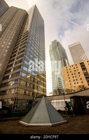 Lorsque les lignes entrent en collision (LA DÉFENSE). Portfolio sur le quartier de la Défense à Paris. Là où les lignes s'affironnent (LA DÉFENSE) off. Portfolio sur l Banque D'Images