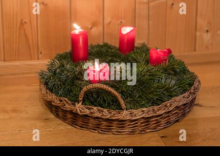 C'est une tradition catholique romaine que l'un des quatre Des bougies sont allumées sur une couronne Adventkranz (Avent) Pour chaque dimanche pendant l'Avent en Autriche Banque D'Images