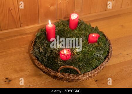 C'est une tradition catholique romaine que l'un des quatre Des bougies sont allumées sur une couronne Adventkranz (Avent) Pour chaque dimanche pendant l'Avent en Autriche Banque D'Images