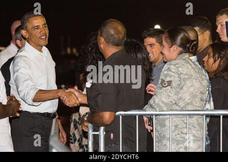 LE président AMÉRICAIN Barack Obama salue les adeptes avant d'embarquer dans l'Air Force One à la base conjointe Pearl Harbor-Hickam à Honolulu, HI, États-Unis, le 05 janvier 2013. Photo de Kent Nishimura/Pool/ABACAPRESS.COM Banque D'Images