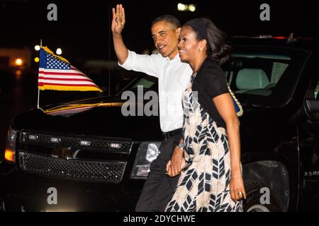 LE 05 janvier 2013, le président AMÉRICAIN Barack Obama et la première dame Michelle Obama ont fait la vague avant d'embarquer dans la Force aérienne One à la base conjointe Pearl Harbor-Hickam à Honolulu, dans l'État de la haute-Angleterre. Photo de Kent Nishimura/Pool/ABACAPRESS.COM Banque D'Images