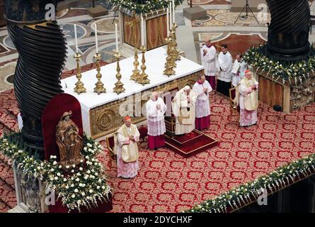 Le pape Benoît XVI célèbre la messe de l'Epiphanie à la basilique Saint-Pierre le 6 janvier 2013 à Vatican, Rome, Italie. Au cours de la cérémonie, le souverain pontife a nommé quatre nouveaux évêques, dont son secrétaire personnel Georg Gaenswein. Photo par ABACAPRESS.COM Banque D'Images