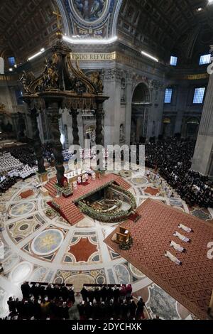 Le pape Benoît XVI célèbre la messe de l'Epiphanie à la basilique Saint-Pierre le 6 janvier 2013 à Vatican, Rome, Italie. Au cours de la cérémonie, le souverain pontife a nommé quatre nouveaux évêques, dont son secrétaire personnel Georg Gaenswein (deuxième en partant du haut). Photo par ABACAPRESS.COM Banque D'Images