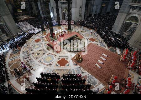 Le pape Benoît XVI célèbre la messe de l'Epiphanie à la basilique Saint-Pierre le 6 janvier 2013 à Vatican, Rome, Italie. Au cours de la cérémonie, le souverain pontife a nommé quatre nouveaux évêques, dont son secrétaire personnel Georg Gaenswein (deuxième en partant du haut). Photo par ABACAPRESS.COM Banque D'Images