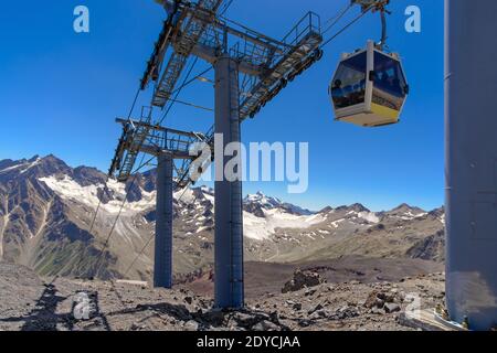 Cabine de téléphérique au-dessus d'un précipice dans les montagnes. Voyagez en téléphérique dans les montagnes du Caucase jusqu'au mont Elbrus. Voitures sur les câbles. Paysage de montagne Banque D'Images