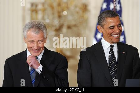 Le président américain Barack Obama (L) désigne l'ancien sénateur américain Chuck Hagel (R-ne) (R) comme secrétaire à la Défense lors d'un événement dans la salle est à la Maison Blanche le 7 janvier 2013 à Washington, DC, États-Unis. En attendant l'approbation du Sénat, la nomination de l'ancien sénateur américain Chuck Hagel (R-ne) au poste de secrétaire à la Défense remplacera Leon Panetta. Photo par Olivier Douliery/ABACAPRESS.COM Banque D'Images