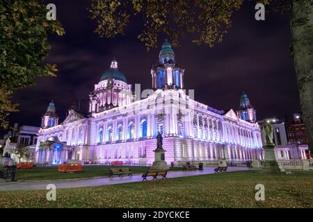 L'hôtel de ville de Belfast est éclairé par une lumière violette la nuit Banque D'Images
