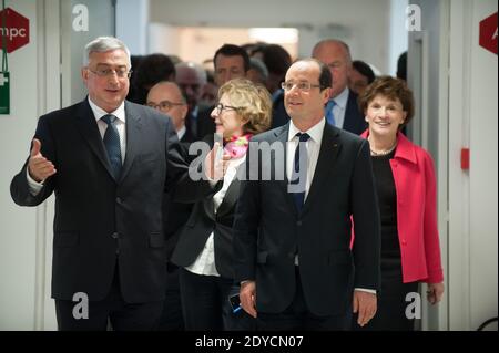 Alain Boudou, le président français François Hollande et la ministre française junior des personnes âgées et handicapées Michele Delaunay visitant le laboratoire de chimie « Polymeres organiques (LCPO) » à Talence, France, le 10 janvier 2013. Hollande était dans la région pour une visite consacrée aux investissements futurs et aux entreprises de haute technologie. Photo de Baptiste Fenouil/Pool/ABACAPRESS.COM Banque D'Images